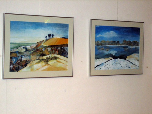 Twee van de tentoongestelde schilderijen