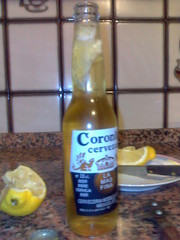 Cerveza coronita con limón