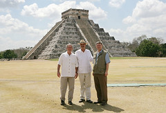 Bush, Fox y Harper en Chichen Itzá (Foto: Kimberlee Hewitt / Casa Blanca)