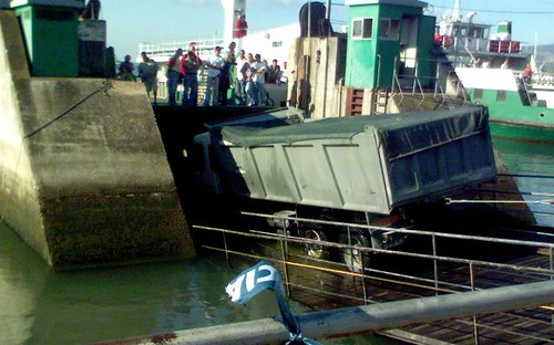 acidente com camião no Ferry de Setubal