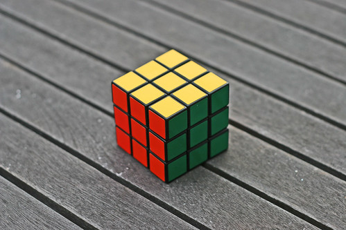 Rubik's Cube terminé, posé sur une table en bois