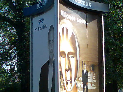 Annonstavla med reklam för dels Folkpartiet och dels Kanal 5:s miljonärerna: &lsquo;Folkpartiet. Miljoner svek.&rsquo;