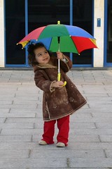 Menina com chapéu de chuva