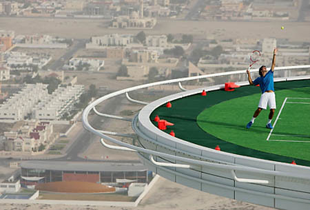 Tennis_court_Burj_Al_Arab_hotel_2
