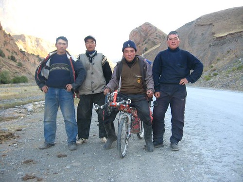 Friendly Kyrgyz lads, near Kichi-Karakol, Kyrgyzstan / フレンドリーな青年たち(キルギズ、キチカラコル村付近)