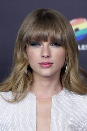 Taylor Swift's bangs are a little long but still glamorous