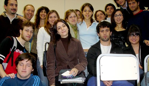 Alumnos y profesores de la UCES
