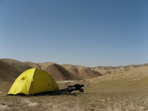 Desert campsite (somewhere between Urumqi and Heavenly Lake) / 烏魯木斉と天池の間