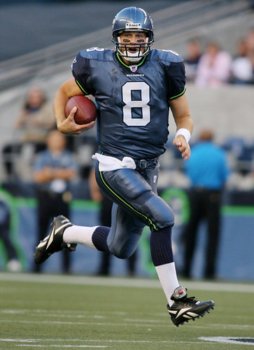 Hasselbeck runs for a 1st down