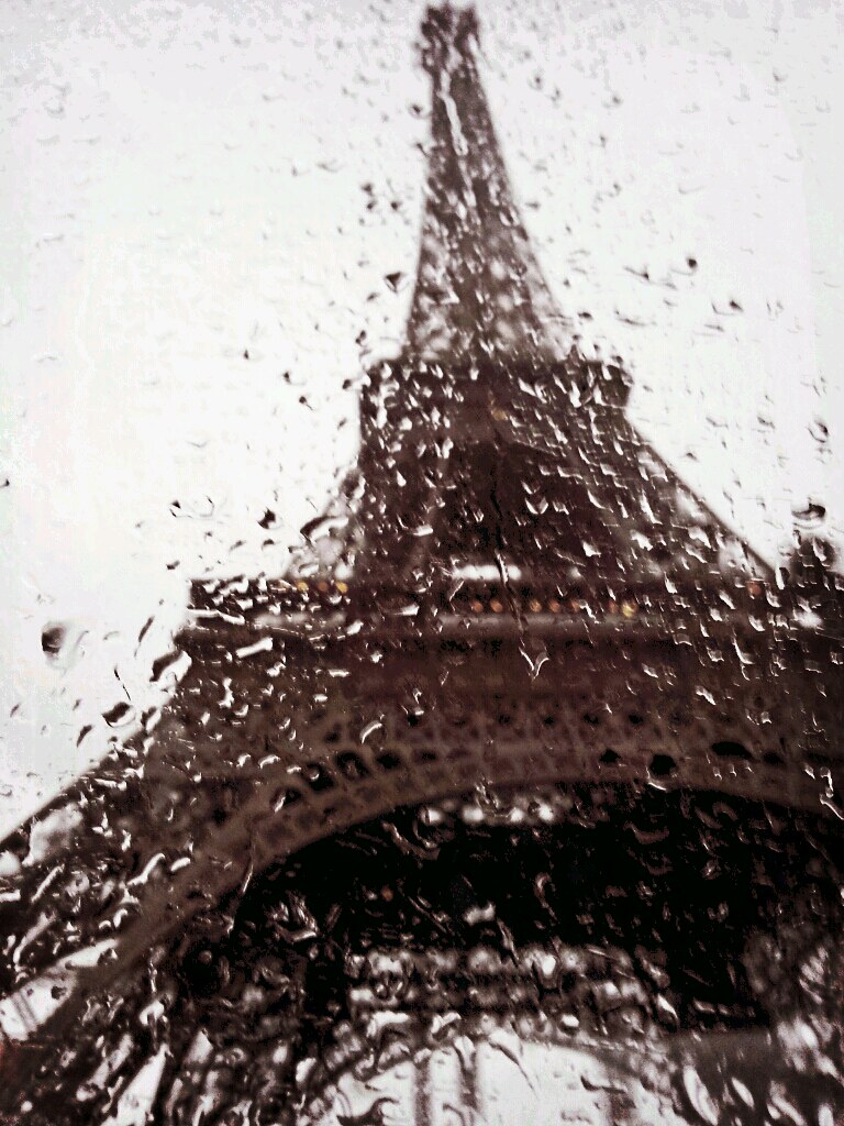 雨中的铁塔