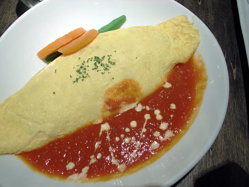 オムライス（omelet containing fried rice）