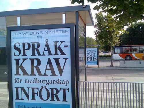 Affisch till vänster: &lsquo;Språkkrav infört&rsquo;, till höger: &lsquo;Äntligen! Svenskt nobelpris&rsquo;