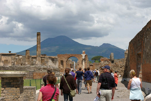 vesuvius looms over pompeii