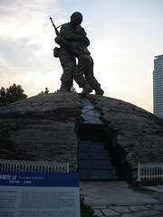 The State of Brothers is an 18-meter wide and 11-meter high symbol of the Korean War. The upper part of the statue depicts a scene where a family's older brother, a ROK officer, and his younger brother, a North Korean soldier, meet in a battlefield and express reconciliation, love, and forgiveness. The lower tomb-shaped dome was built with pieces of granite collected from nationwide locations symbolizing the sacrifices made by our patriots. The crack in the dome stands for the division of Korea and the hope of unification.