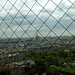 隔著鐵網眺望巴黎市區
