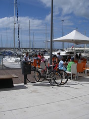 Bicicletas nas esplanadas do Porto de Recreio de Oeiras