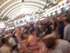 09:01pm [wiesn' rule #7 - get comfy with the blur.]