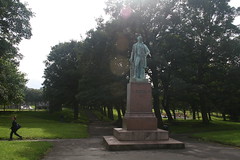 peel statue