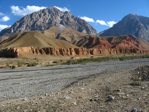 Contrasts near Kichi-Karakol, Kyrgyzstan / 対象する景色(キチカラコル村付近、キルギス)