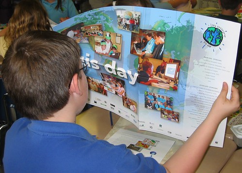 Alumno de Educación Primaria de la Southern Delaware School con un poster del GIS Day