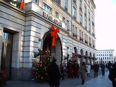 Das Hotel Adlon im weihnachtlichen Schmuck.