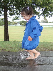娘、走る、濡れる、楽しむ。