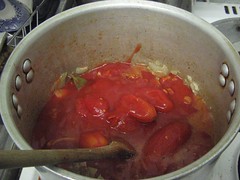 Ychwanegu'r tomatos