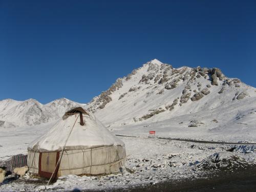 Yurt at the base of Shenli Daban Pass, western China / カザフ族のユルト - シェンリダバン峠へ向かって