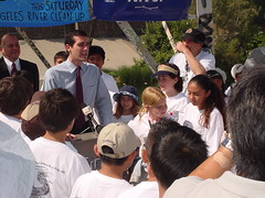 Councilmember Garcetti speaks with Elysian Valley residents at the Los Angeles River clean-up