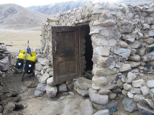 Deserted summer nomad hut, Khargush Pass (4300m), Tajikistan / 夏に使用される小谷(タジキスタン、ハルグシュ峠(4300m))