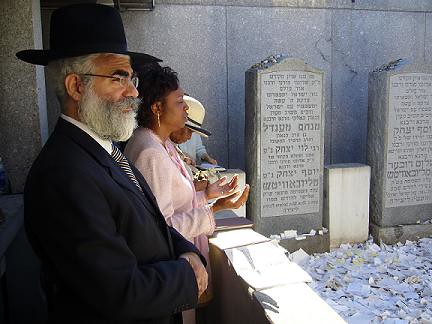 Crown Heights Yvette Clarke at grave of the Lubavitcher Rebbe 09/12/06
