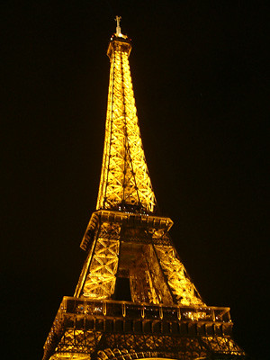 夜裡的巴黎鐵塔像寶石般璀燦