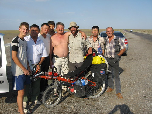Very generous blokes (at the turn-off for Sharin Canyon, Kazakhstan) / やさしいカザフスタン人たち