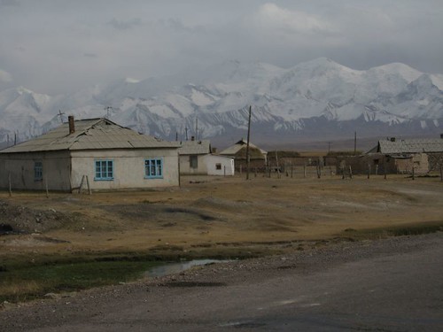Those mountains were a shock - I was headed straight for them - Sari Tash, Kyrgyzstan / 山の壁(キルギス,サリタシュ村)