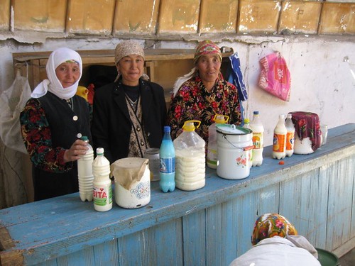 Ladies selling yak milk, yak yoghurt - Murghab, Tajikistan / ヤクの乳製品を売る女性たち(タジキスタン、ムルガブ町)