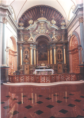 Altar Mayor de Iglesia de las Nazarenas con El Señor de los Milagros de Lima 