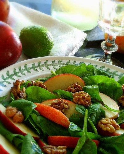 salat med spinat, æbler og valnødder