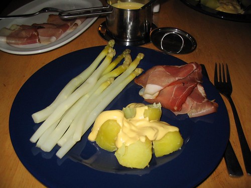 Spargel mit Kartoffeln, rohem Schinken und Sauce Hollandaise | Gourmandise