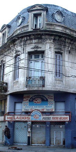 Edificio junto a la casa Carlos Gardel, en Jean Jaurés