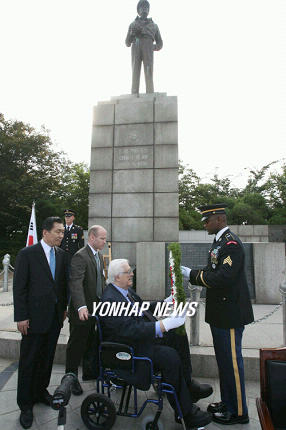 Rep. Henry Hyde at the statue of General Douglas MacArthur overlooking Incheon, Korea, August 11, 2006.  HT to  the Marmot for the pic.