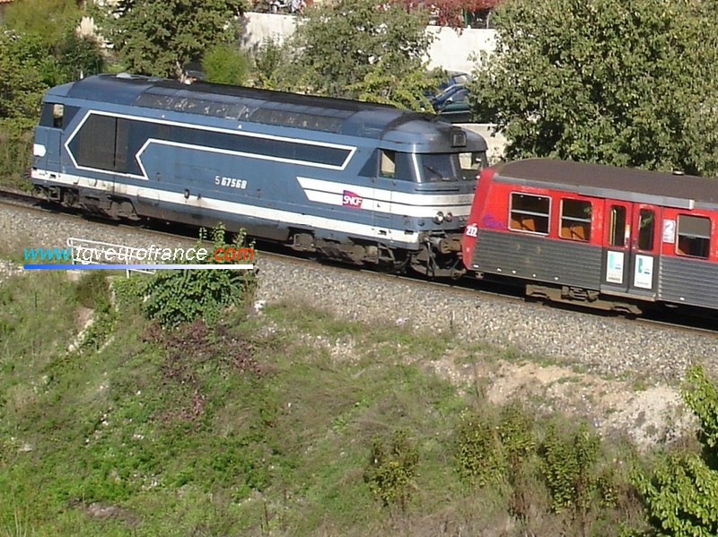 La BB 67568 (affectée à la DTPRL de Marseille) tire une rame RRR (ex Haute-Normandie) à Aix-en-Provence.