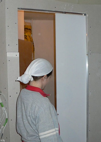 Agata sprawdza działanie drzwi do garderoby
