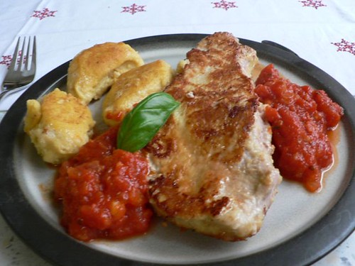 Piccata mit Tomatensauce und Polenta-Nocken