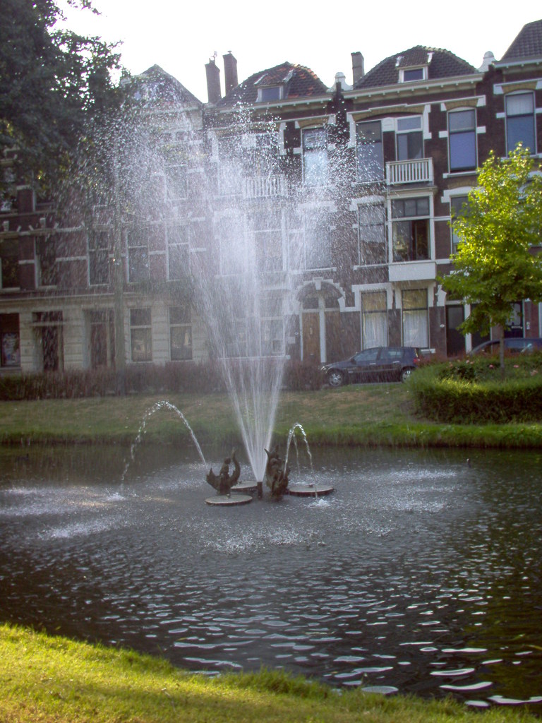 PAYS-BAS-L'HOLLANDE-THE NETHERLANDS,HOLLAND,HOLANDA,NEDERLAND,La fuente del canal de la Provenierstraat-PROVENIERSINGEL-en Rotterdam-EL ARTE HOLANDES QUE DISFRUTA EL TRANSEUNTE DIARIAMENTE EN ROTTERDAM-ART ET SOCI&Eacute;T&Eacute;-