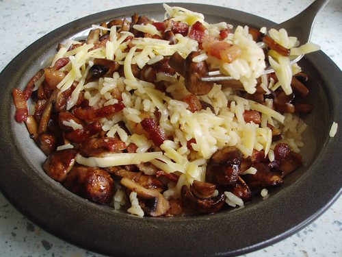 Reis mit Pilzen und Bacon Raid-the-fridge rice