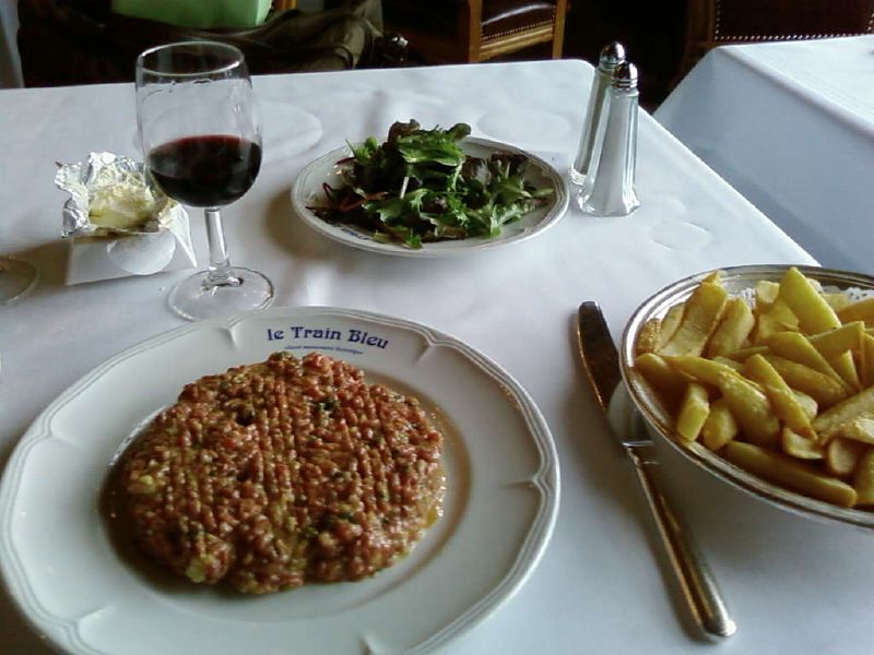 Steak Tartare, frites, salade
