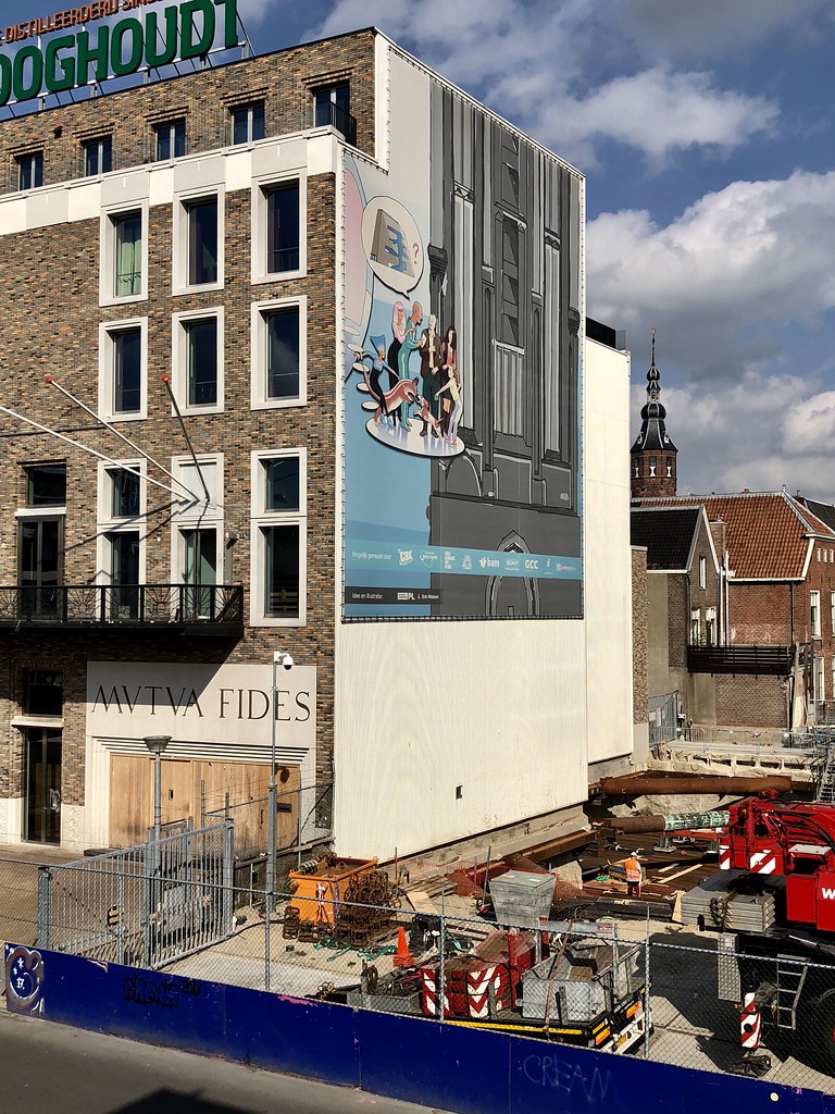 WestCord Hotel in aanbouw, ontworpen door de Berlijnse architect Thomas M&uuml;ller, naast het nieuwe gebouw van het Groninger Studenten Corps "Vindicat atque Polit", ontworpen door het Architectenbureau De Zwarte Hond.