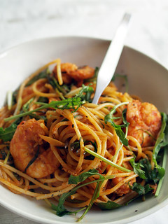 Spaghetti with prawns and rocket.