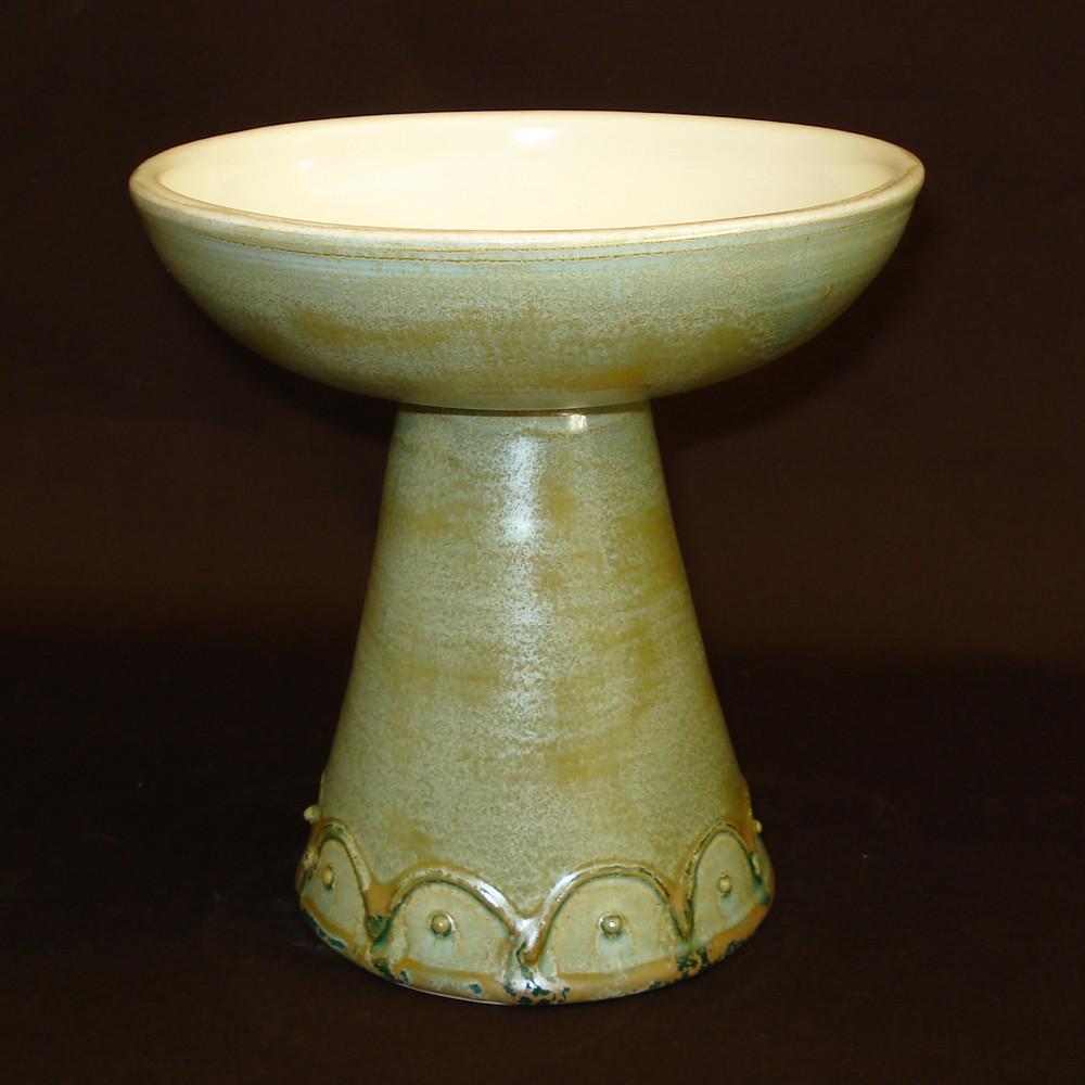 Pedestal dish