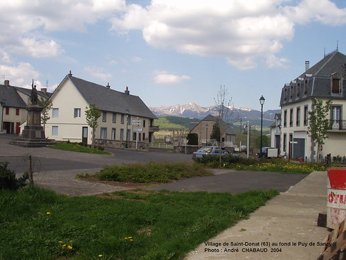 Village de Saint-Donat (63) au fond le Puy de Sancy
